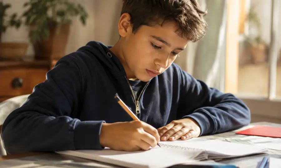 Un enfant concentré qui développe ses compétences et sa confiance