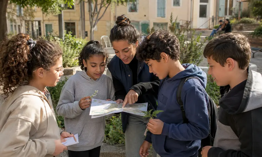 Des enfants et une éducatrice mobilisent les ressources de leur quartier